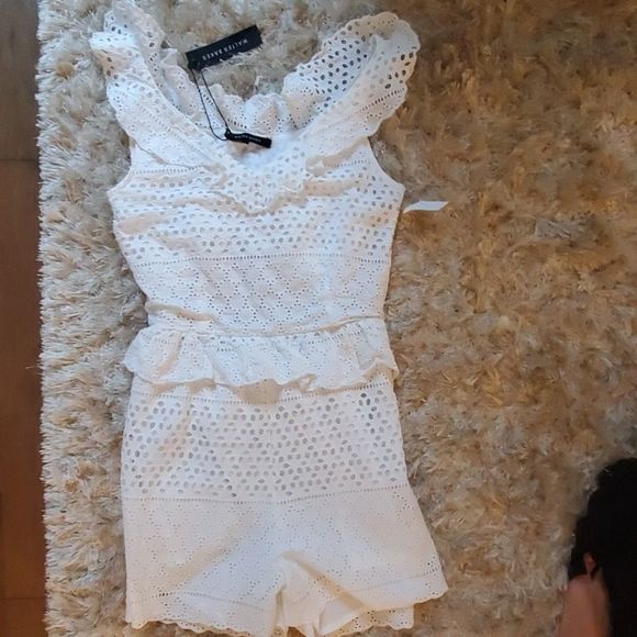 Walter Baker White Eyelet V-Neck Ruffle Open Back Sleeveless Shorts Romper M - Picture 4 of 7